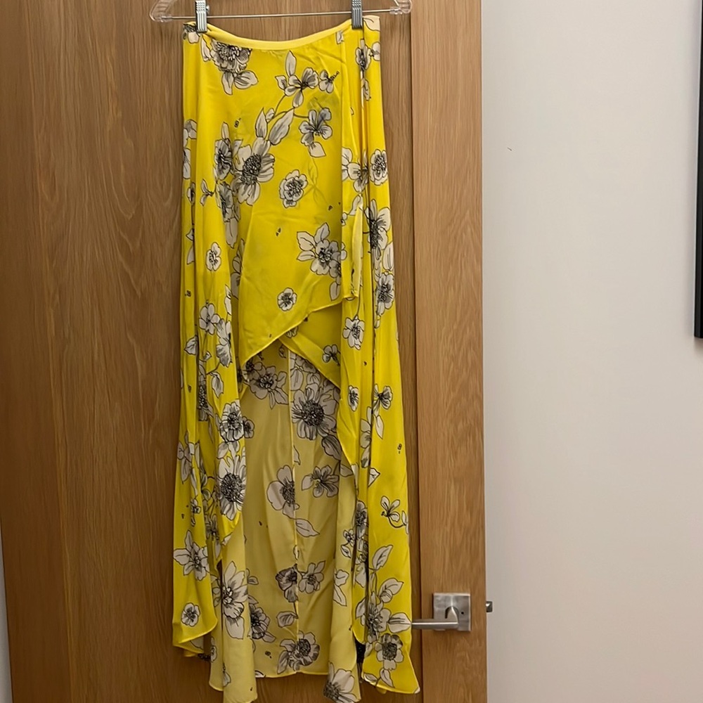 Mixed level Alice and Olivia skirt. Short in front and then long elsewhere